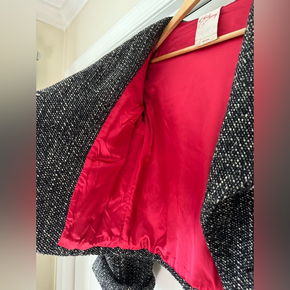 Chulo Pony coat black white outside and red satin material inside! Size-SMALL P - Picture 10 of 14